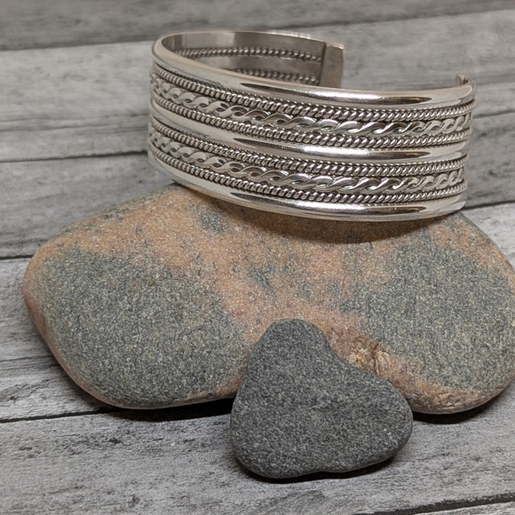 Tahe Signed Sterling Silver Bold Nine Banded Navajo Cuff Bracelet - Picture 5 of 11